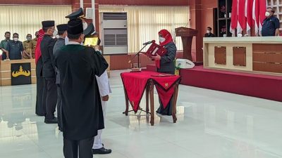 Walikota Bandarlampung Eva Dwiana melantik empat pejabat eselon dua hasil lelang jabatan, di Gedung Semergou, Senin, 25 Juli 2022.