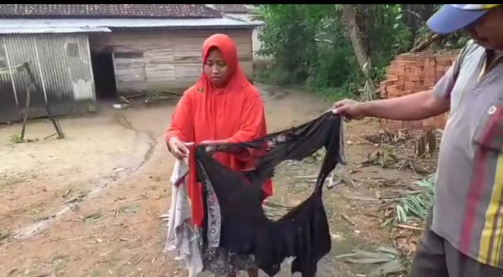 Kaus yang dikenakan Nia, warga Onoharjo, Lampung Tengah, hangus karena terkena ledakan yang bersumber dari tumpukan sampah kering. Foto: Zen Gunarto