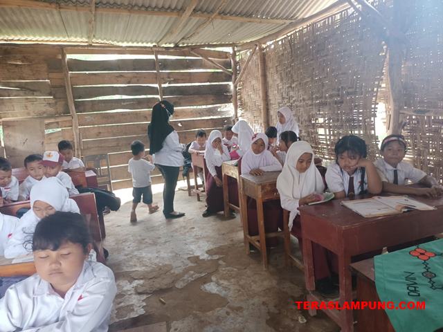 Para siswa SDN 1 Handuyangratu belajar di ruang kelas berdinding geribik.