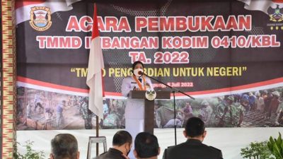 Walikota Eva Dwiana membuka TNI Manunggal Membangun Desa (TMMD) Imbangan Kodim 0410/KBL tahun 2022 di Kampung Kihung, Kelurahan Sukarame II, Kecamatan Telukbetung Barat, Selasa (5/7/2022).