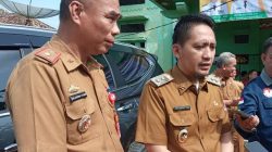 Wakil Bupati Ardian Saputra (kanan) menanggapi ketidakhadiran Disdukcapil Lampung Utara dalam program SI jamin