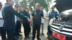 Wakil Bupati Ardian Saputra menunjuk salah satu mobil dinas yang kedapatan menunggak pajak
