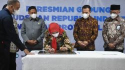 Walikota Eva Dwiana menandatangani prasasti peresmian Gedung Ombudsman Perwakilan Lampung.