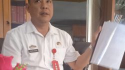 Kepala Bagian Hukum Sekretariat Daerah Kabupaten Lampung Utara, Iwan Kurniawan S memperlihatkan hasil putusan PTUN Bandarlampung ‎terkait persoalan ijazah Paket B milik Kepala Desa Subik, Abung Tengah.