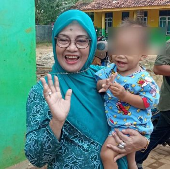 Balita asal Bukitkemuning, Lampung Utara yang sempat menjadi korban penyiksaan ibu kandungnya terlihat ceria saat digendong istri Bupati Budi Utomo.