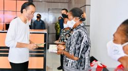 Presiden Joko Widodo menyerahkan BLT BBM di Kantor Pos. Foto: Antaranews