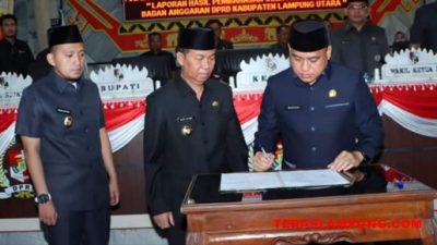 Bupati Budi Utomo (tengah) didampingi Wakil Bupati Ardian Saputra menyaksikan penandatanganan nota kesepakatan RAPBD P tahun 2022 untuk ditingkatkan menjadi Perda APBD P yang dilakukan oleh Ketua DPRD Lampung Utara, Jumat (9/9/2022).