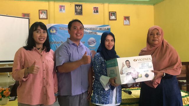 Penyerahan bantuan alat presto tulang ikan dari Unila kepada warga Desa Margasari, Lampung Timur.