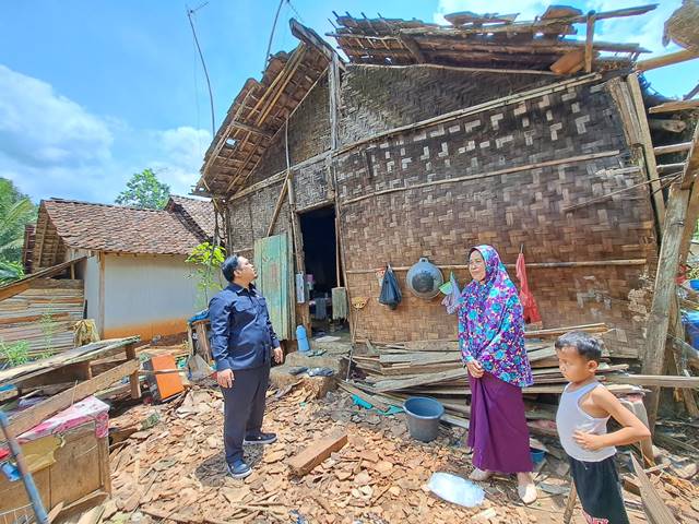 ‎Ketua PKS Lampung Utara, M. Nuzul Setiawan saat melihat secara langsung kondisi rumah warga yang tersapu angin puting beliung di Kecamatan Kotabumi Utara.