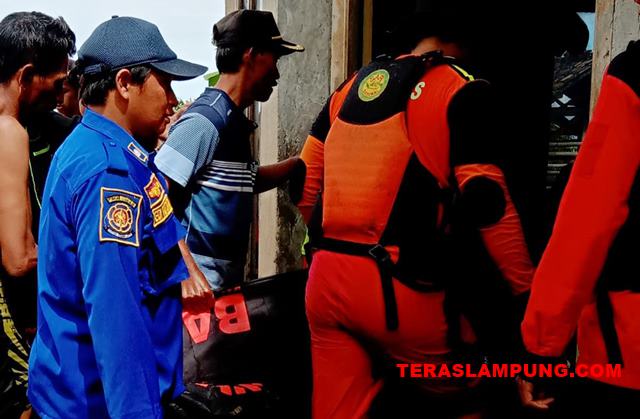 Petugas gabungan dari Basarnas dan Polres Lampung Selatan mengevakuasi jasad Royani (49), warga Dusun Tasik, Desa Banyumas, Kecamatan Candipuro, Lampung Selatan yang tewas tenggelam akibat terseret arus banjir,Jumat (28/10) siang