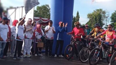 Bupati Budi Utomo mengangkat bendera tanda dimulainya kegiatan sepeda santai untuk memperingati HUT ke-72 IDI, Minggu (2711/2022)/