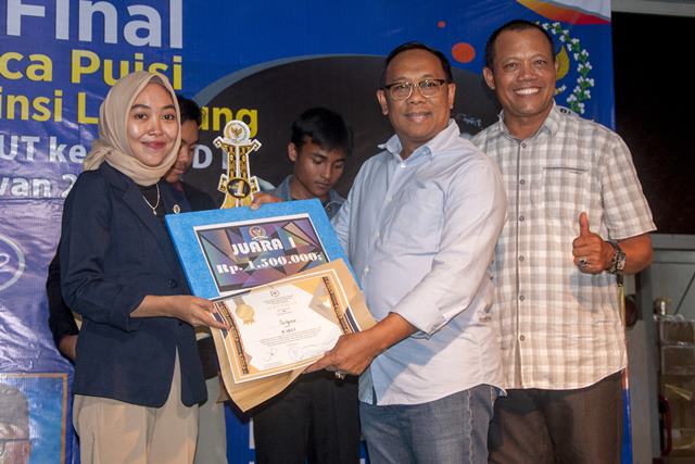 Nurdinayah, mahasiswi IAI An Nur Lampung, berhasil merebut Juara I Lomba Baca Puisi Kantor DPD RI Provinsi Lampung