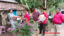 Bamusi Lampung Selatan dan relawan saat memberikan bantuan paket sembako kepada Pak Amir, salah satu warga Dusun 2 Tebing Kerinjing, Desa Sukamaju yang terkena dampak banjir.