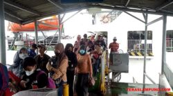 Calon penumpang dari Sumatera siap memasuki kapal menuju Pelabuhan Merak, Minggu malam (1/1/2023).