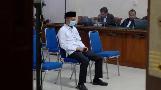 Terdakwa Karomani, mantan Rektor Universitas Lampung (Unila), didakwa menerima suap gratifikasi senilai Rp.6,9 miliar perkara suap jalur mandiri SMMPTN dan regular SBMPTN Unila dalam sidang perdana di Pengadilan Negeri (PN) Tipikor Tanjungkarang, Bandarlampung, Selasa (10/1/2023).