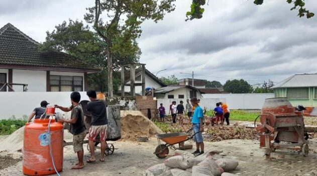 Dengan cara "Sambatan", warga Kota Metro gotong royong melakukan perapihan halaman Rumah Asisten Wedana Metro, Lampung
