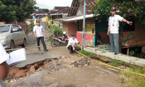 Para pejabat Dinas Pekerjaan Umum dan Penataan Ruang Lampung Utara mengukur jembatan yang ambrol untuk diperbaiki.