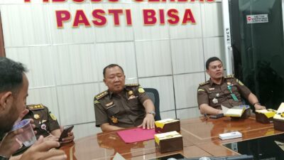 Asisten Pidana Khusus (Aspidsus) Kejati Lampung, Hutamrin (tengah) menjelaskan perkara dugaan korupsi di DLH Kota Bandarlampung.