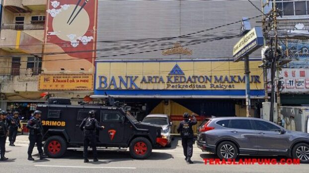 Suasana kantor Bank Arta Kedaton Makmur di Jl. Laksamana Malahayati, Pasarkangkung, Bumiwaras, Bandarlampung usai perampokan, Jumat (17/3/2023).