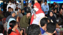 Walikota Eva Dwiana sebelum menyerahkan bantuan menyempatkan bertanya kepada para pedagang ikan di Pasar Gudang Lelang.