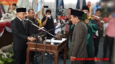 Prosesi pengambilan sumpah Farouk Danial sebagai anggota DPRD Lampung Utara sisa masa jabatan 2019-2024, Jumat (12/5/2023).