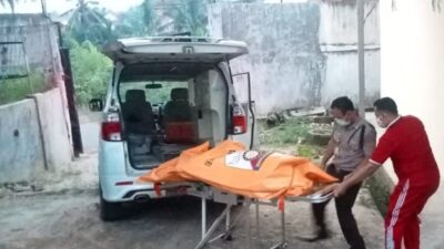 Para petugas saat membawa jenazah laki-laki yang ditemukan membusuk ke dalam RSU H.M.Ryacudu Kotabumi, Rabu (24/5/2023).