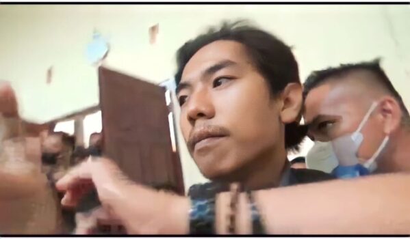 Jurnalis Lampung TV, Diyon Saputra saat meliput kasus penggelapan terdakwa Akbar Bintang Putranto di Pengadilan Negeri Tanjung Karang, Bandar Lampung, Kamis, 27 Juli 2023.