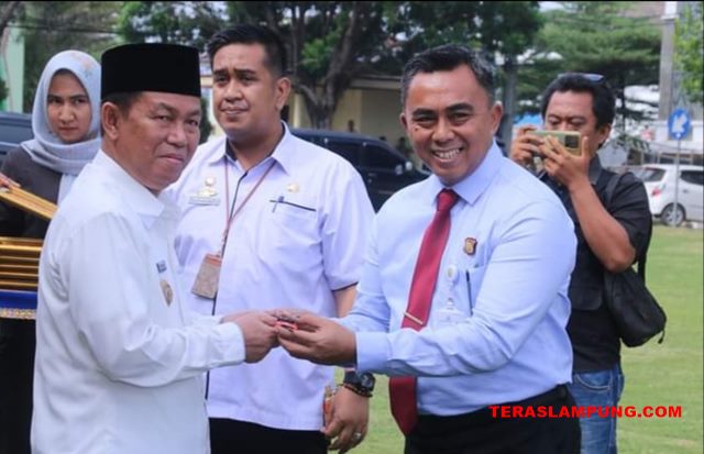 Bupati Budi Utomo menerima secara simbolis kunci mobil dari Kepala Kejari Lampung Utara, M. Farid Rumdana dalam kegiatan penyerahan aset daerah tahap pertama dari Kejari Lampung Utara, Kamis (20/7/2023).