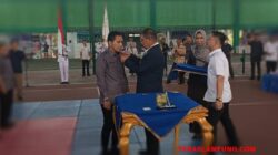 Ketua Harian KONI Lampung menyematkan pin pada Ketua Umum KONI Lampung Utara, Ardian Saputra
