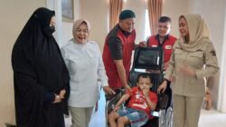 Wakil Ketua DPRD Provinsi Lampung Elly Wahyuni (baju putih) menyerahkan bantuan kursi roda kepada Muhammad Ilyas Alfarizi.
