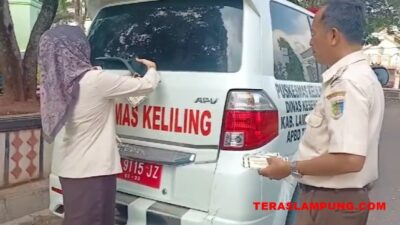 Petugas Bapenda Provinsi Lampung menempelkan stiker bagi kendaraan yang menunggak pajak.