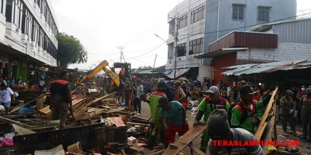 Petugas Pol PP menggunakan alat berat merobohkan lapak-lapak kaki lima di Pasar Gintung, jalan Pisang Kecamatan Tanjungkarang Pusat, Selasa, 12 September 2023.