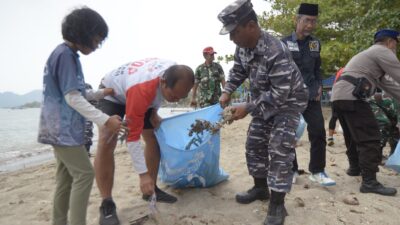 Peserta The Rising Tide bersama warga dan TNI melakukan aksi bersih pantai, Lampung Selatan.