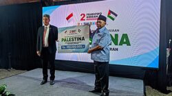 Ketua TKD Prabowo - Gibran Lampung Faishol Djausal menyerahkan bantuan bagi bangsa Palestina kepada Duta Besar Zuhair Al-Shun.