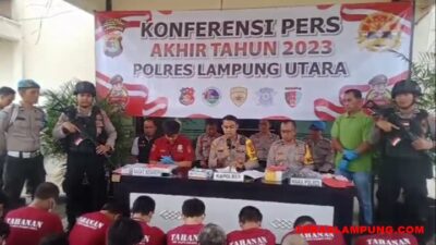 Suasana konferensi pers akhir tahun 2023 yang dipimpin oleh Kapolres Lampung Utara, AKBP Teddy Rachesna