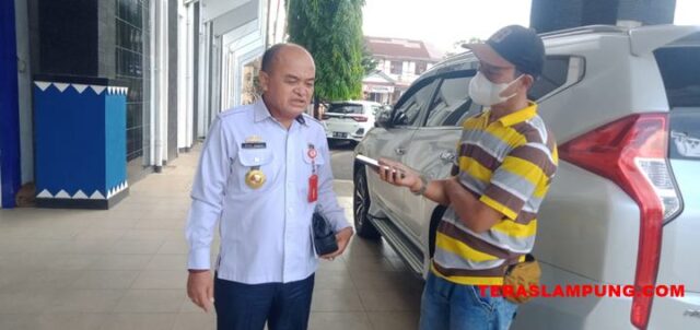 Kepala Badan Pengelolaan Keuangan dan Aset Lampung Utara, Mikael Saragih saat ditemui di pelataran parkir kantor pemkab, Rabu (6/12/2023).