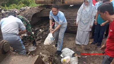 Wakil Bupati Ardian Saputra saat turut membersihkan gunungan sampah di Jl KS Tubun, Kotabumi