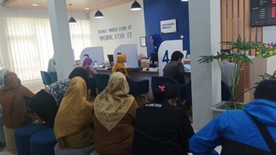 Pelayanan Bank Lampung menjelang Idulfitri, Jumat (5/4/2024).